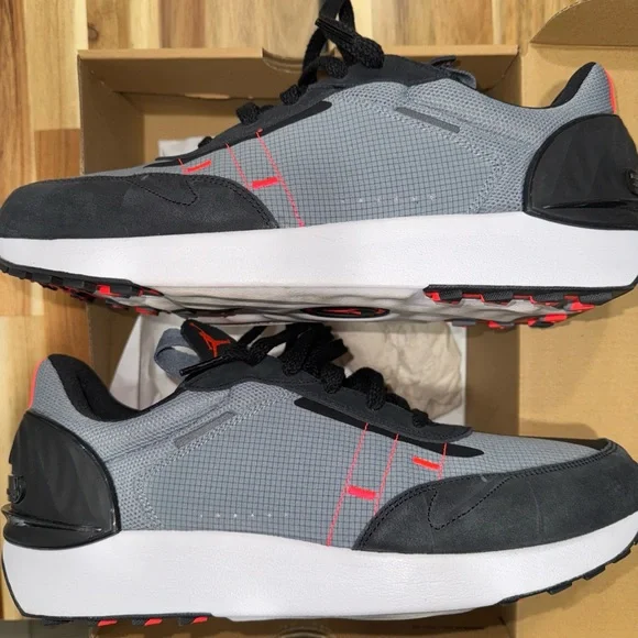Nike Men's Black and Red Athletic Shoes